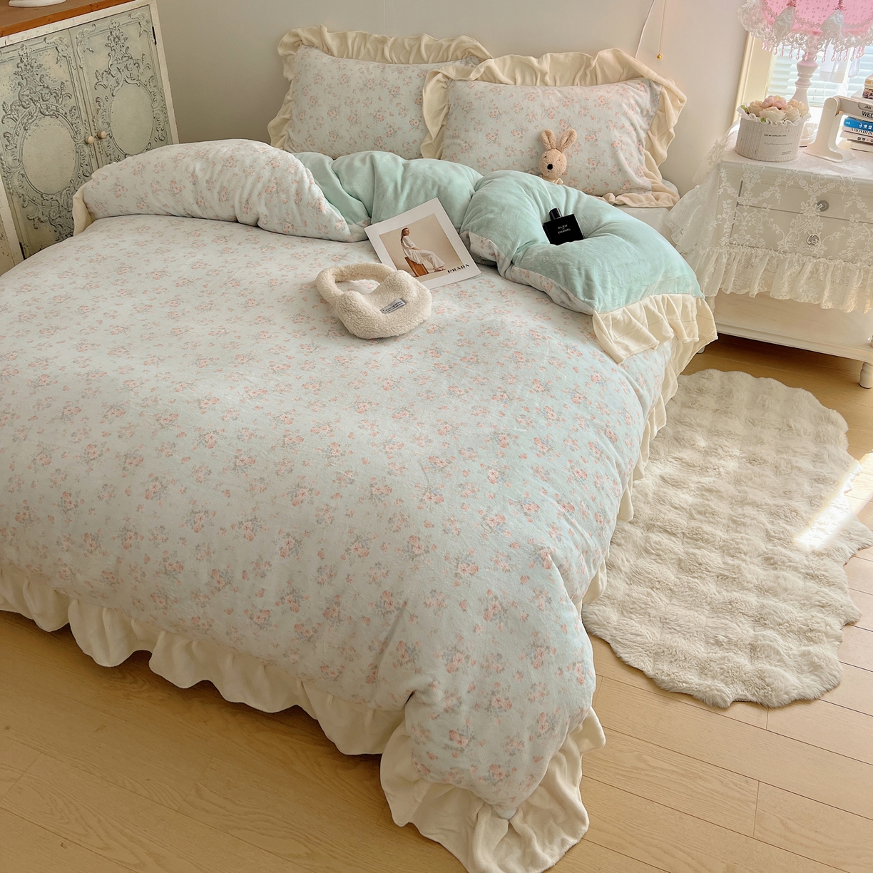 91家纺网 家纺一手货源 找家纺 桃喜 2025新款牛奶绒碎花花边系列四件套【会员-5】 山茶