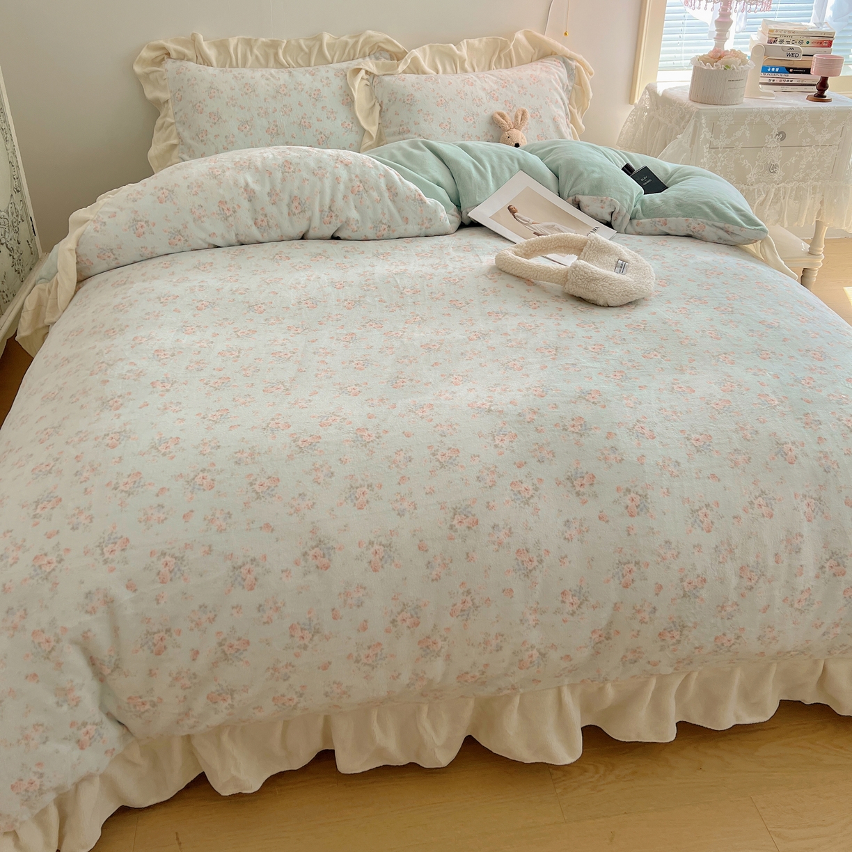 91家纺网 家纺一手货源 找家纺 桃喜 2025新款牛奶绒碎花花边系列四件套【会员-5】 山茶