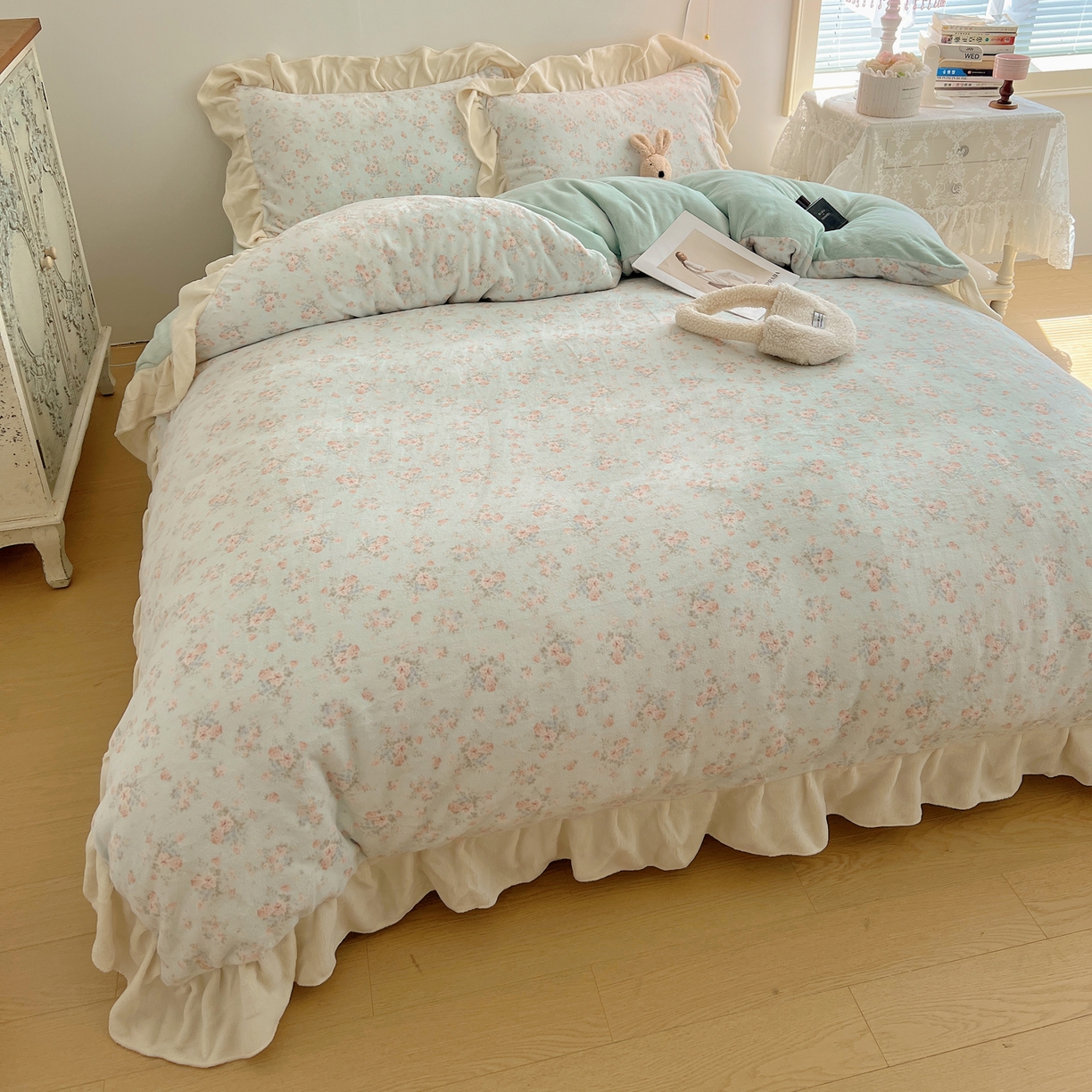 91家纺网 家纺一手货源 找家纺 桃喜 2025新款牛奶绒碎花花边系列四件套【会员-5】 山茶