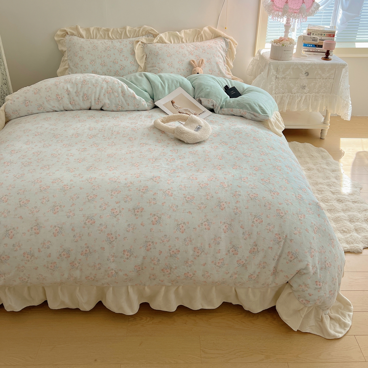 91家纺网 家纺一手货源 找家纺 桃喜 2025新款牛奶绒碎花花边系列四件套【会员-5】 山茶