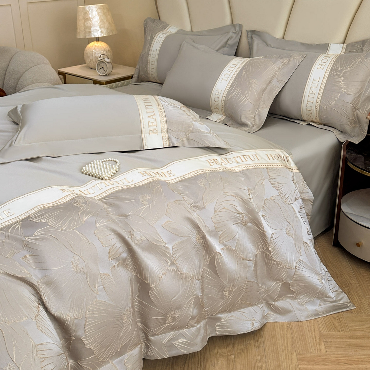 91家纺网 家纺一手货源 找家纺 （总）女子家纺 2025新款亲肤棉立体浮雕刺绣拼接四件套-东方树叶系列