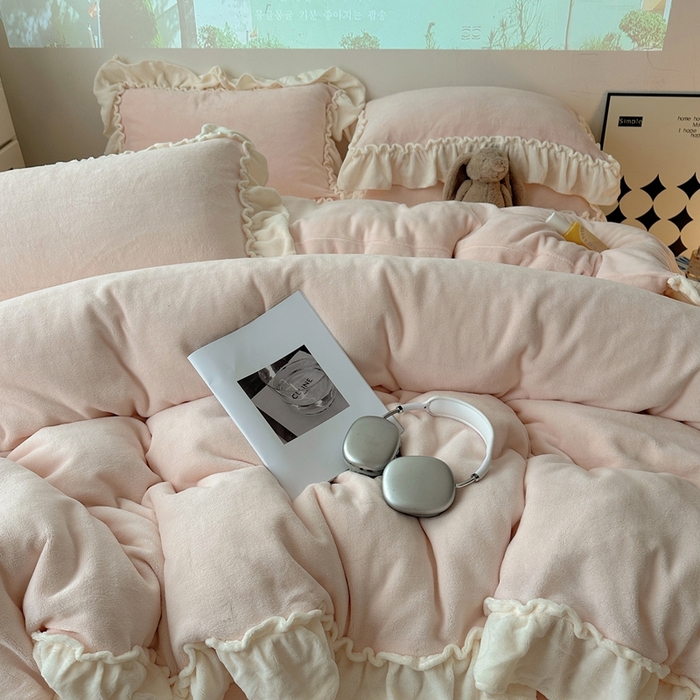 91家纺网 家纺一手货源 找家纺 （总）六巷胡同 2025新款A类法式小清新纯色牛奶绒花边款四件套