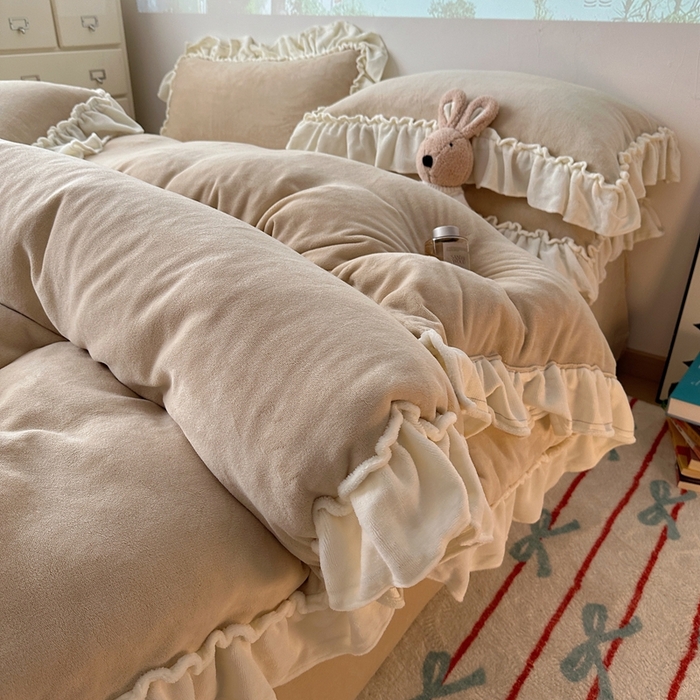 91家纺网 家纺一手货源 找家纺 （总）六巷胡同 2025新款A类法式小清新纯色牛奶绒花边款四件套