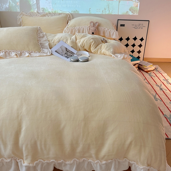 91家纺网 家纺一手货源 找家纺 六巷胡同 2025新款A类法式小清新纯色牛奶绒花边款四件套 花边款-奶油黄