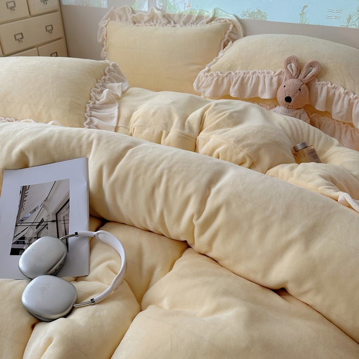 91家纺网 家纺一手货源 找家纺 六巷胡同 2025新款A类法式小清新纯色牛奶绒花边款四件套 花边款-奶油黄