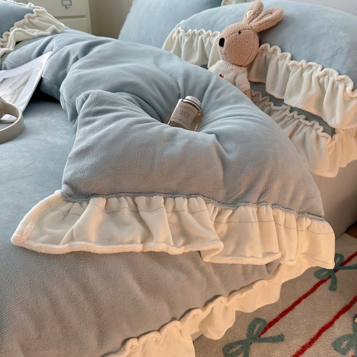 91家纺网 家纺一手货源 找家纺 六巷胡同 2025新款A类法式小清新纯色牛奶绒花边款四件套 花边款-淡天蓝