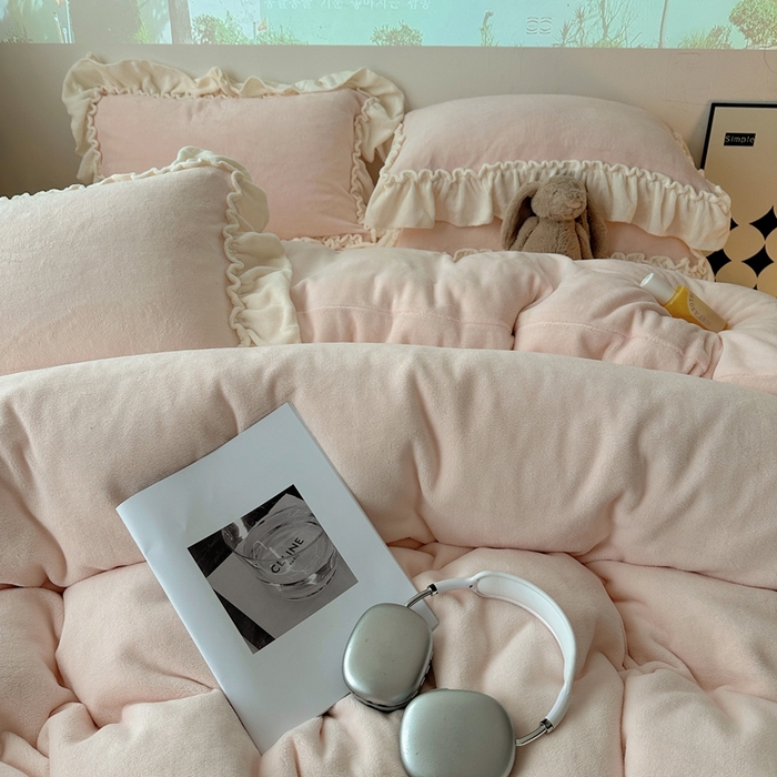 91家纺网 家纺一手货源 找家纺 （总）六巷胡同 2025新款A类法式小清新纯色牛奶绒花边款四件套