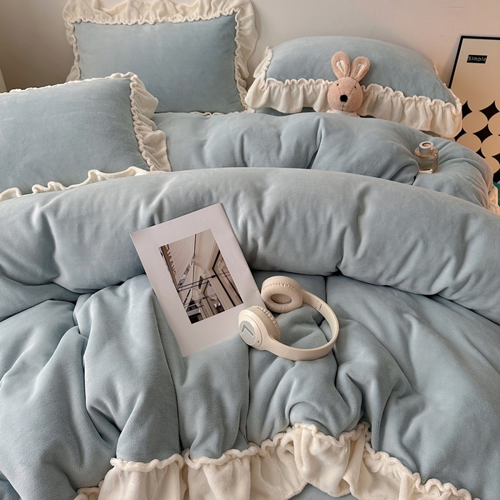 91家纺网 家纺一手货源 找家纺 六巷胡同 2025新款A类法式小清新纯色牛奶绒花边款四件套 花边款-淡天蓝