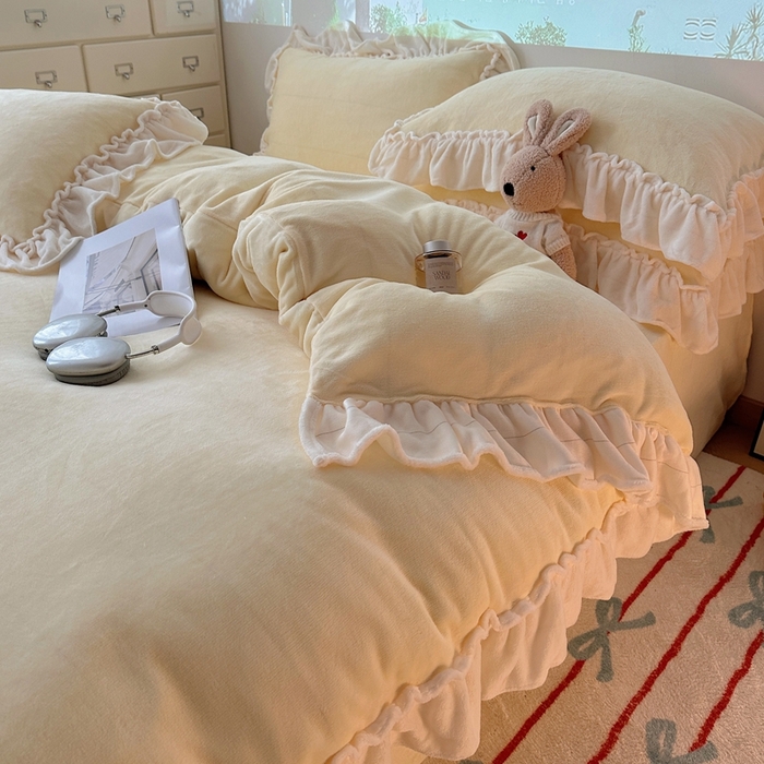 91家纺网 家纺一手货源 找家纺 六巷胡同 2025新款A类法式小清新纯色牛奶绒花边款四件套 花边款-奶油黄