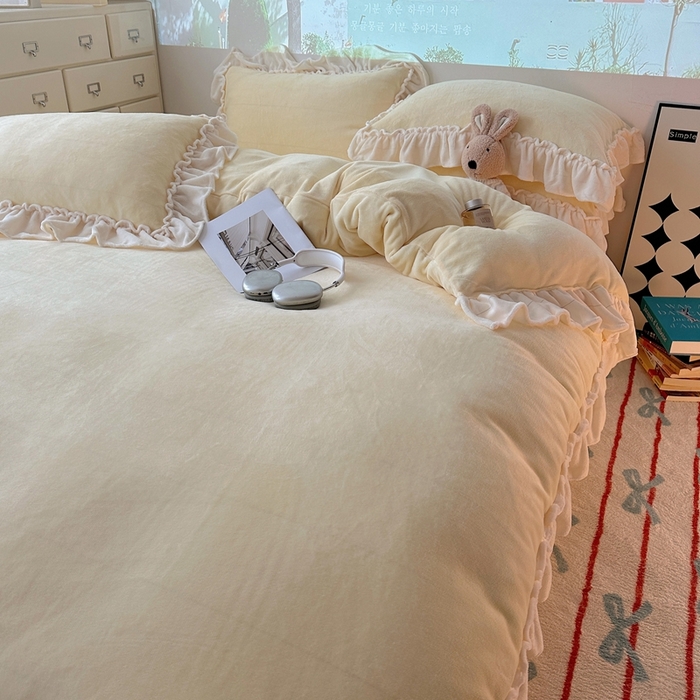 91家纺网 家纺一手货源 找家纺 六巷胡同 2025新款A类法式小清新纯色牛奶绒花边款四件套 花边款-奶油黄