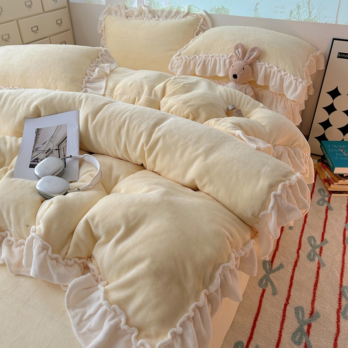 91家纺网 家纺一手货源 找家纺 六巷胡同 2025新款A类法式小清新纯色牛奶绒花边款四件套 花边款-奶油黄