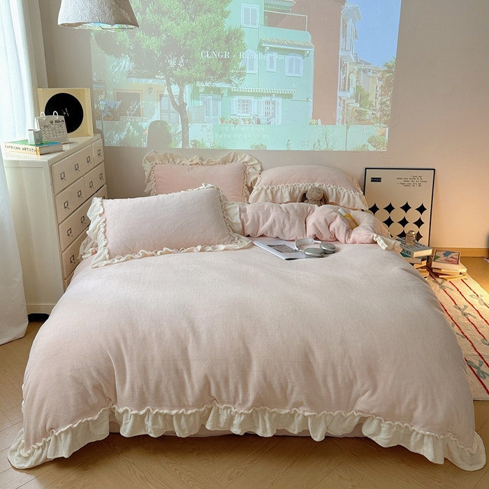 91家纺网 家纺一手货源 找家纺 （总）六巷胡同 2025新款A类法式小清新纯色牛奶绒花边款四件套