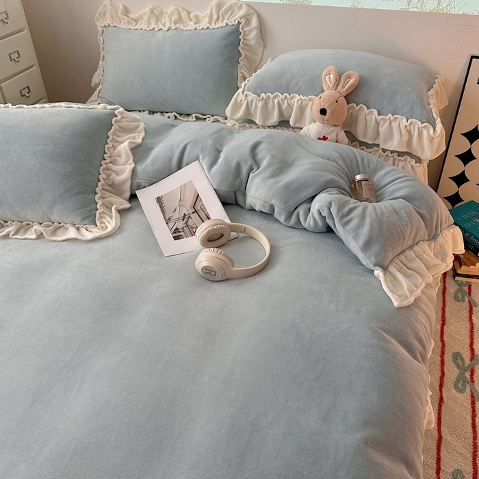 91家纺网 家纺一手货源 找家纺 六巷胡同 2025新款A类法式小清新纯色牛奶绒花边款四件套 花边款-淡天蓝