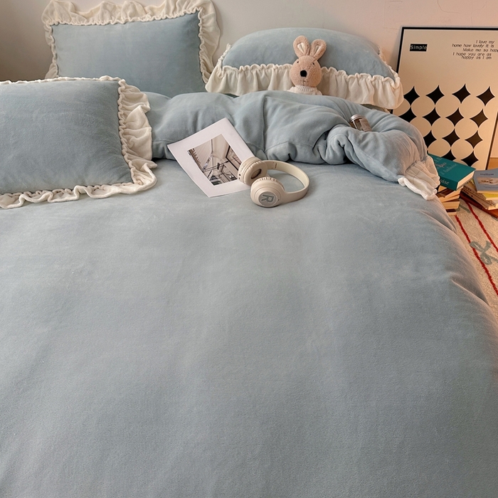 91家纺网 家纺一手货源 找家纺 六巷胡同 2025新款A类法式小清新纯色牛奶绒花边款四件套 花边款-淡天蓝