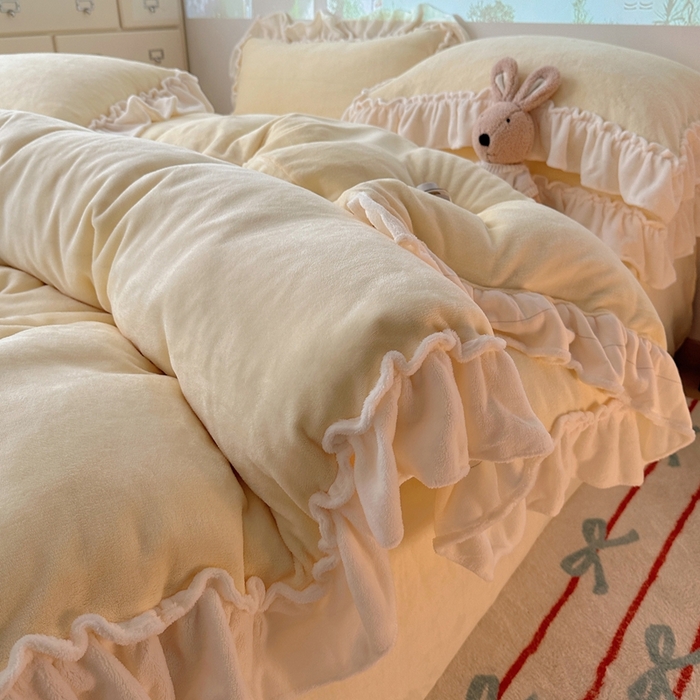 91家纺网 家纺一手货源 找家纺 六巷胡同 2025新款A类法式小清新纯色牛奶绒花边款四件套 花边款-奶油黄