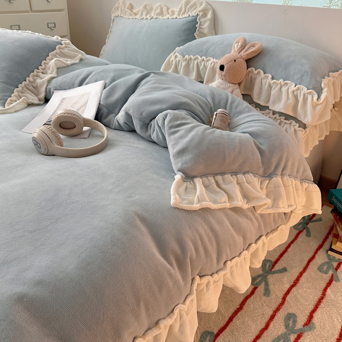 91家纺网 家纺一手货源 找家纺 六巷胡同 2025新款A类法式小清新纯色牛奶绒花边款四件套 花边款-淡天蓝