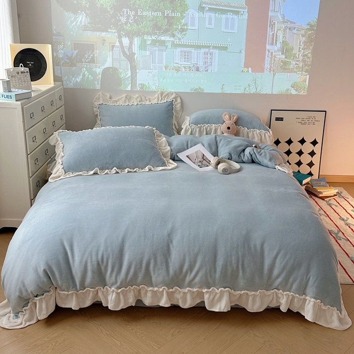 91家纺网 家纺一手货源 找家纺 六巷胡同 2025新款A类法式小清新纯色牛奶绒花边款四件套 花边款-淡天蓝