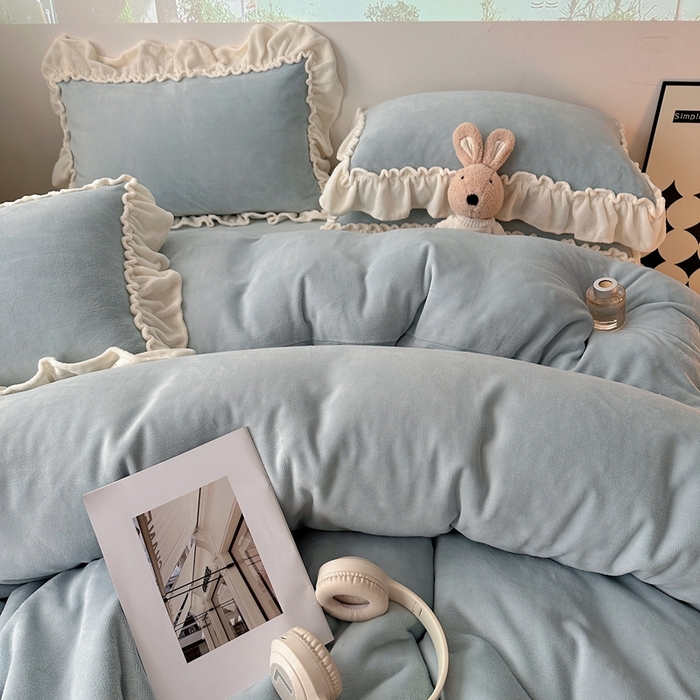 91家纺网 家纺一手货源 找家纺 六巷胡同 2025新款A类法式小清新纯色牛奶绒花边款四件套 花边款-淡天蓝