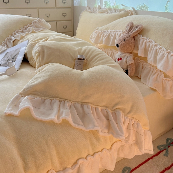 91家纺网 家纺一手货源 找家纺 六巷胡同 2025新款A类法式小清新纯色牛奶绒花边款四件套 花边款-奶油黄