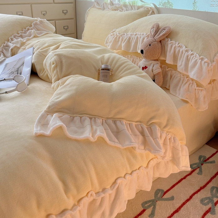 91家纺网 家纺一手货源 找家纺 六巷胡同 2025新款A类法式小清新纯色牛奶绒花边款四件套 花边款-奶油黄