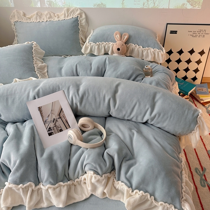 91家纺网 家纺一手货源 找家纺 六巷胡同 2025新款A类法式小清新纯色牛奶绒花边款四件套 花边款-淡天蓝