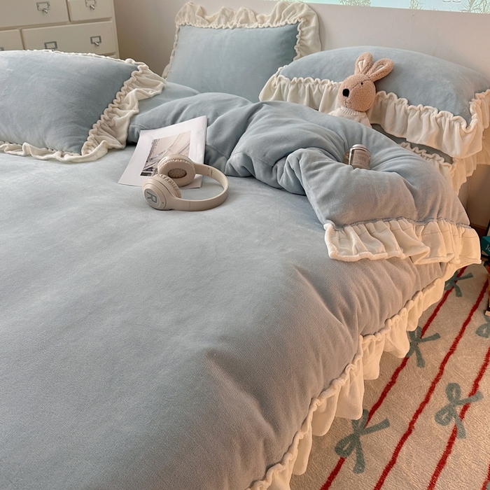 91家纺网 家纺一手货源 找家纺 六巷胡同 2025新款A类法式小清新纯色牛奶绒花边款四件套 花边款-淡天蓝