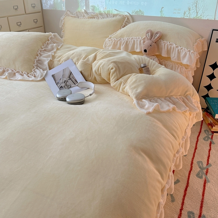 91家纺网 家纺一手货源 找家纺 六巷胡同 2025新款A类法式小清新纯色牛奶绒花边款四件套 花边款-奶油黄