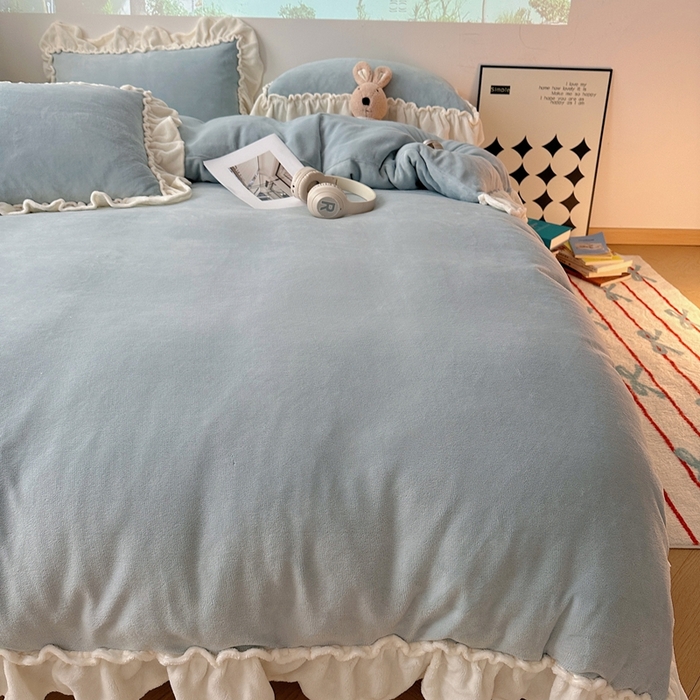 91家纺网 家纺一手货源 找家纺 六巷胡同 2025新款A类法式小清新纯色牛奶绒花边款四件套 花边款-淡天蓝