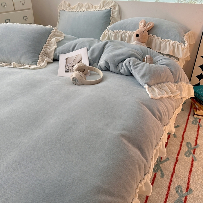 91家纺网 家纺一手货源 找家纺 六巷胡同 2025新款A类法式小清新纯色牛奶绒花边款四件套 花边款-淡天蓝