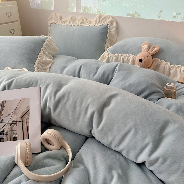 91家纺网 家纺一手货源 找家纺 六巷胡同 2025新款A类法式小清新纯色牛奶绒花边款四件套 花边款-淡天蓝