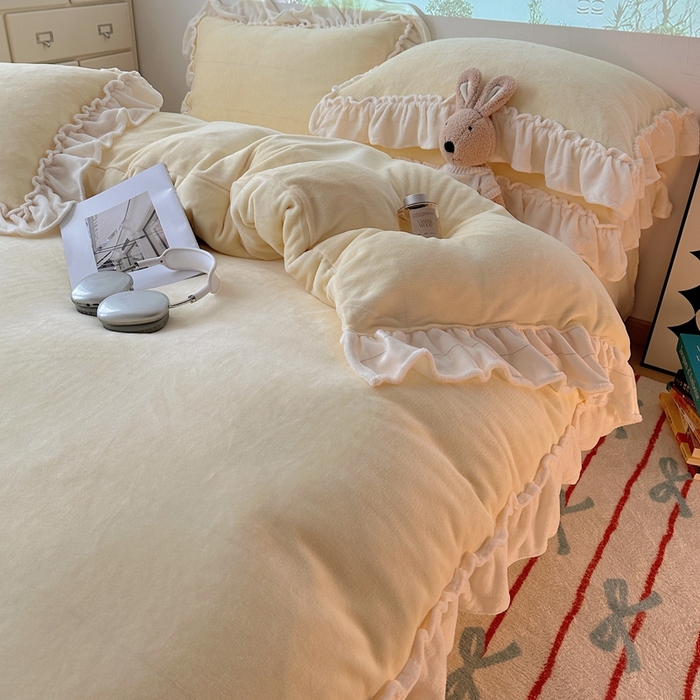 91家纺网 家纺一手货源 找家纺 六巷胡同 2025新款A类法式小清新纯色牛奶绒花边款四件套 花边款-奶油黄