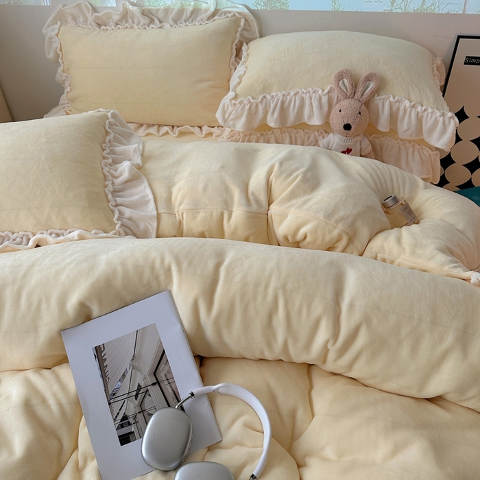 91家纺网 家纺一手货源 找家纺 六巷胡同 2025新款A类法式小清新纯色牛奶绒花边款四件套 花边款-奶油黄