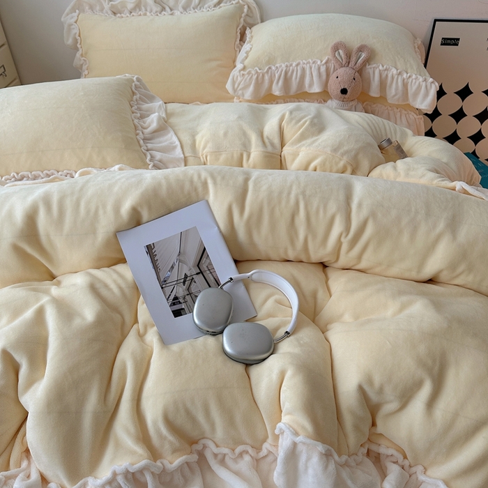 91家纺网 家纺一手货源 找家纺 六巷胡同 2025新款A类法式小清新纯色牛奶绒花边款四件套 花边款-奶油黄