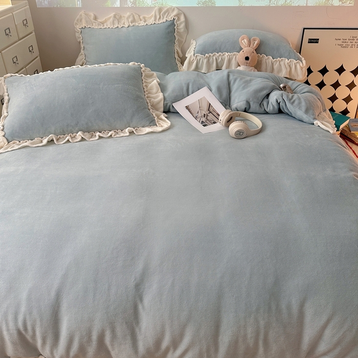 91家纺网 家纺一手货源 找家纺 六巷胡同 2025新款A类法式小清新纯色牛奶绒花边款四件套 花边款-淡天蓝