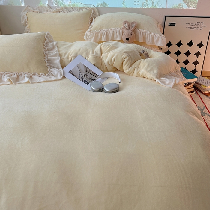 91家纺网 家纺一手货源 找家纺 六巷胡同 2025新款A类法式小清新纯色牛奶绒花边款四件套 花边款-奶油黄