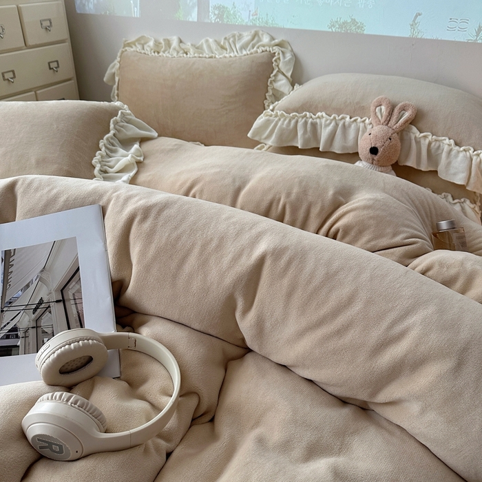 91家纺网 家纺一手货源 找家纺 六巷胡同 2025新款A类法式小清新纯色牛奶绒花边款四件套 花边款-杏仁咖