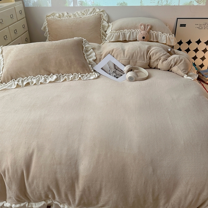 91家纺网 家纺一手货源 找家纺 六巷胡同 2025新款A类法式小清新纯色牛奶绒花边款四件套 花边款-杏仁咖