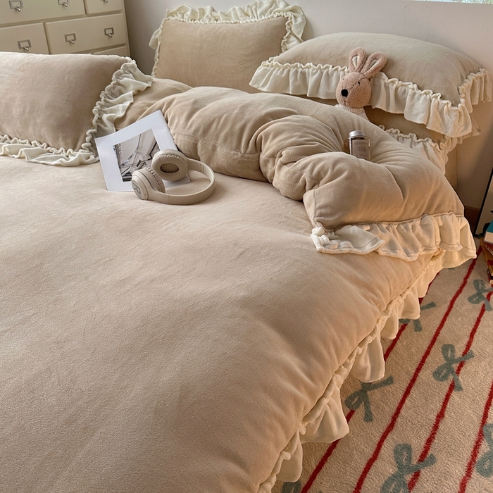 91家纺网 家纺一手货源 找家纺 六巷胡同 2025新款A类法式小清新纯色牛奶绒花边款四件套 花边款-杏仁咖