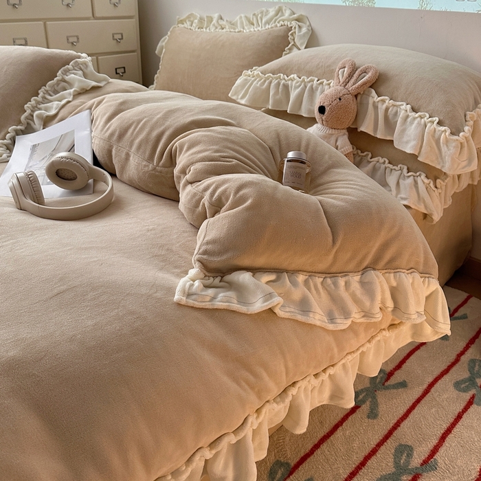 91家纺网 家纺一手货源 找家纺 六巷胡同 2025新款A类法式小清新纯色牛奶绒花边款四件套 花边款-杏仁咖