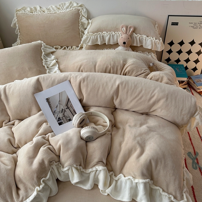 91家纺网 家纺一手货源 找家纺 六巷胡同 2025新款A类法式小清新纯色牛奶绒花边款四件套 花边款-杏仁咖