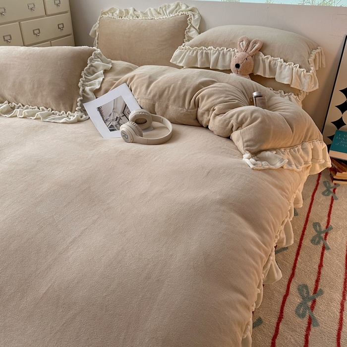 91家纺网 家纺一手货源 找家纺 六巷胡同 2025新款A类法式小清新纯色牛奶绒花边款四件套 花边款-杏仁咖