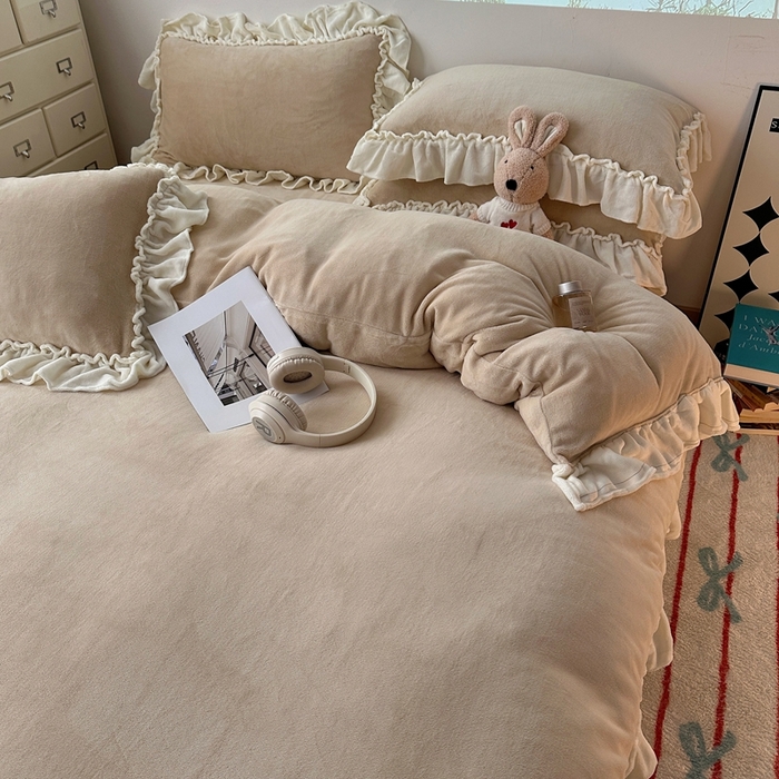 91家纺网 家纺一手货源 找家纺 六巷胡同 2025新款A类法式小清新纯色牛奶绒花边款四件套 花边款-杏仁咖