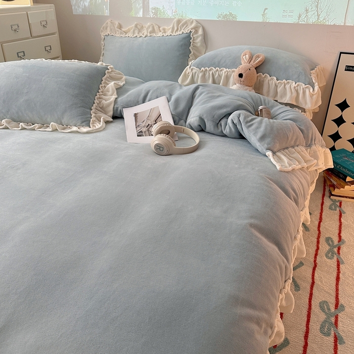 91家纺网 家纺一手货源 找家纺 六巷胡同 2025新款A类法式小清新纯色牛奶绒花边款四件套 花边款-淡天蓝