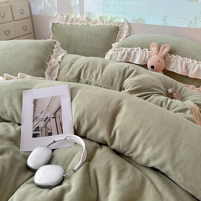 91家纺网 家纺一手货源 找家纺 六巷胡同 2025新款A类法式小清新纯色牛奶绒花边款四件套 花边款-浅灰绿