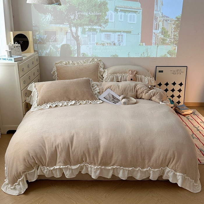 91家纺网 家纺一手货源 找家纺 六巷胡同 2025新款A类法式小清新纯色牛奶绒花边款四件套 花边款-杏仁咖