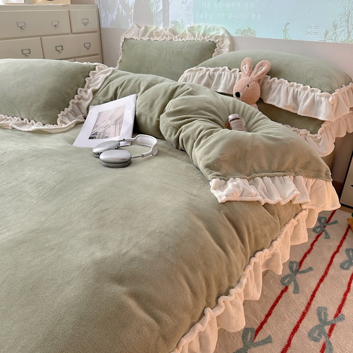 91家纺网 家纺一手货源 找家纺 六巷胡同 2025新款A类法式小清新纯色牛奶绒花边款四件套 花边款-浅灰绿