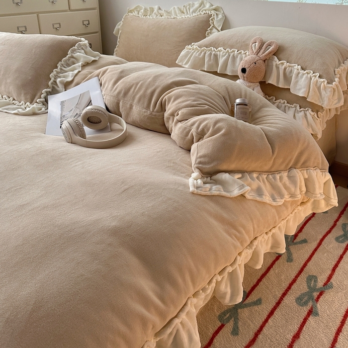 91家纺网 家纺一手货源 找家纺 六巷胡同 2025新款A类法式小清新纯色牛奶绒花边款四件套 花边款-杏仁咖