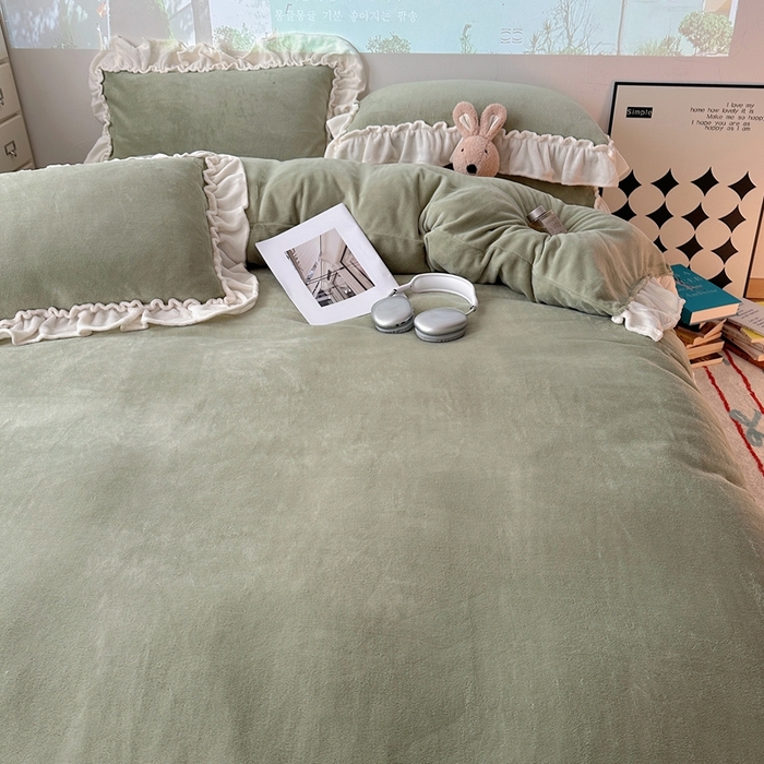 91家纺网 家纺一手货源 找家纺 六巷胡同 2025新款A类法式小清新纯色牛奶绒花边款四件套 花边款-浅灰绿