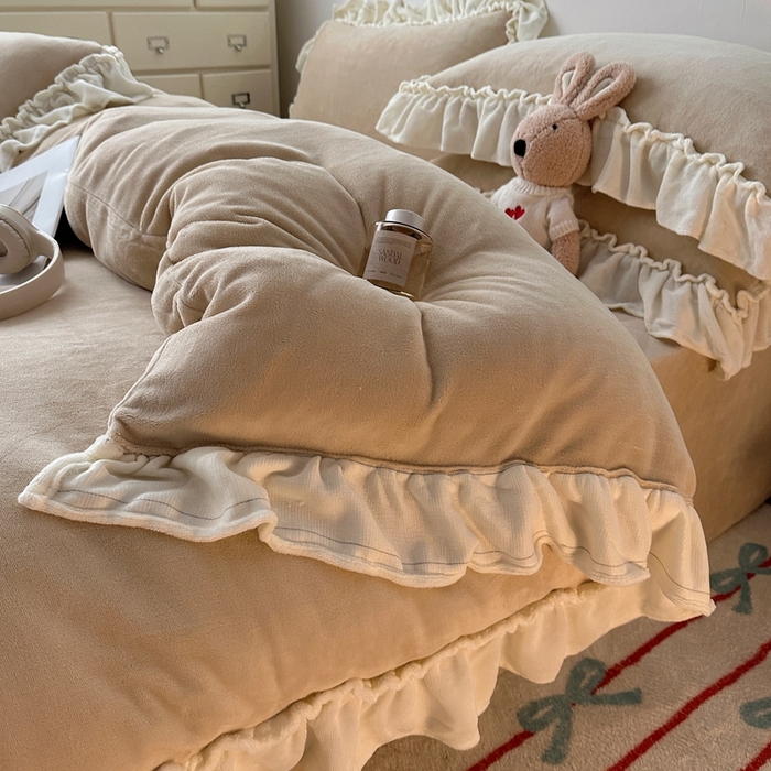 91家纺网 家纺一手货源 找家纺 六巷胡同 2025新款A类法式小清新纯色牛奶绒花边款四件套 花边款-杏仁咖