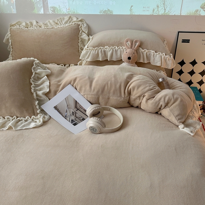 91家纺网 家纺一手货源 找家纺 六巷胡同 2025新款A类法式小清新纯色牛奶绒花边款四件套 花边款-杏仁咖